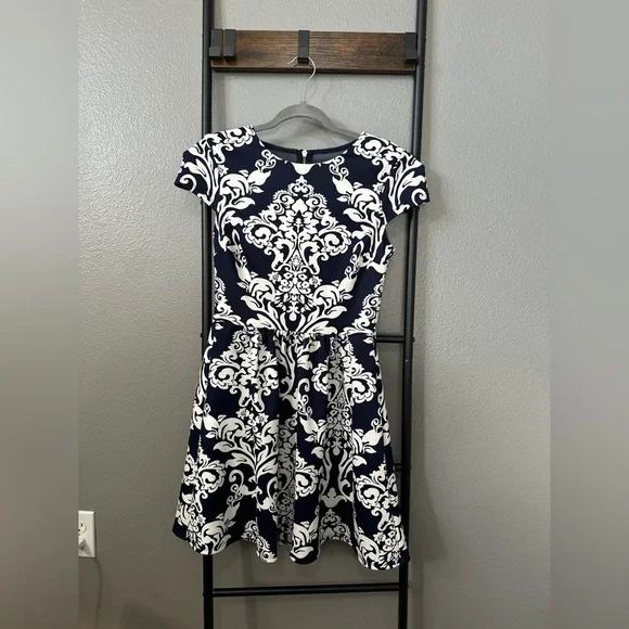 🚨 B. Darlin Navy/White Abstract Dress. Size 7/8. - Picture 3 of 8